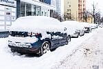 Hałdy śniegu utrudniają samochodom wyjazd z miejsc parkingowych. Przekroczenie czasu w SPP może zakończyć się nałożeniem opłaty dodatkowej.