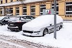 Hałdy śniegu utrudniają samochodom wyjazd z miejsc parkingowych. Przekroczenie czasu w SPP może zakończyć się nałożeniem opłaty dodatkowej.