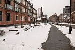 Obecnie Skwer Ruchu Młodej Polski pokryty jest śniegiem, ale gdy go nie ma, miejsce opanowują deskorolkarze.