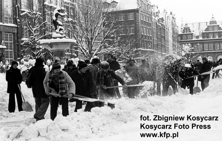 Mieszkańcy Gdańska odśnieżają Długi Targ. To jedno z najsłynniejszych zdjęć dokumentujących zimę stulecia. Zostało ono wykonane 3 stycznia 1979 r.