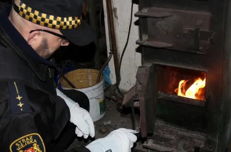 Straż miejska w Trójmieście prowadzi zimowe kontrole tego, czym mieszkańcy palą w piecach.