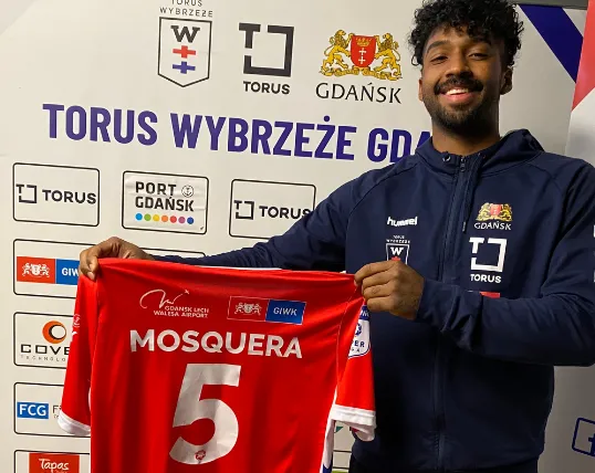 Santiago Mosquera zagra w Torus Wybrzeże Gdańsk z numerem 5 na plecach.