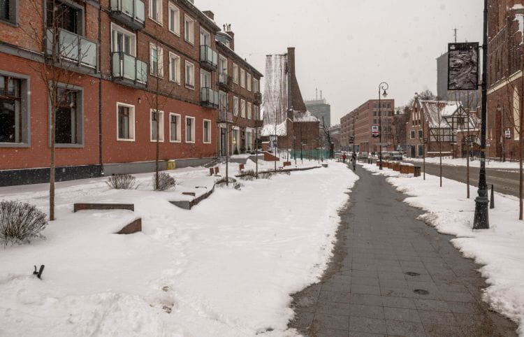 Obecnie Skwer Ruchu Młodej Polski pokryty jest śniegiem, ale gdy go nie ma, miejsce opanowują deskorolkarze.