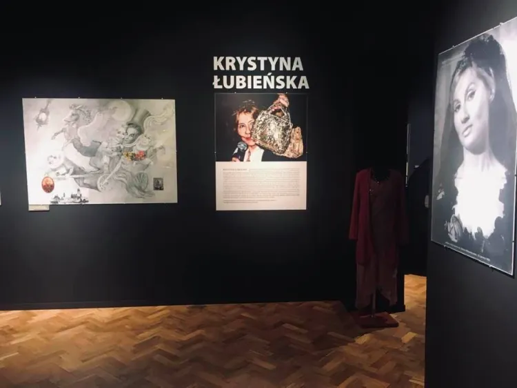 Ekspozycję "Krystyna Łubieńska zaprasza... Nie tylko teatr" obejrzymy w Pałacu Opatów, w Oddziale Sztuki Nowoczesnej MNG.

