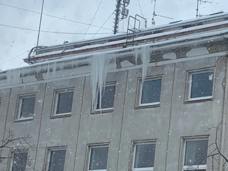 Sople zwisające z dachu budynku przy ul. Żeromskiego w Gdyni.