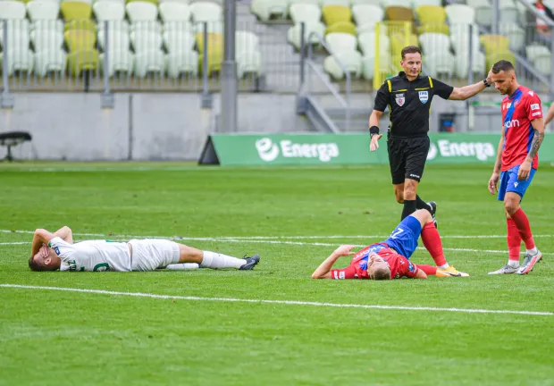 Lechia Gdańsk po raz pierwszy w tym sezonie rozczarowała w trzecim oficjalnym meczu, gdy przegrała u siebie 1:3 z Rakowem Częstochowa. Czy teraz dla odmiany w pojedynku z tym rywalem się "podniesie"?