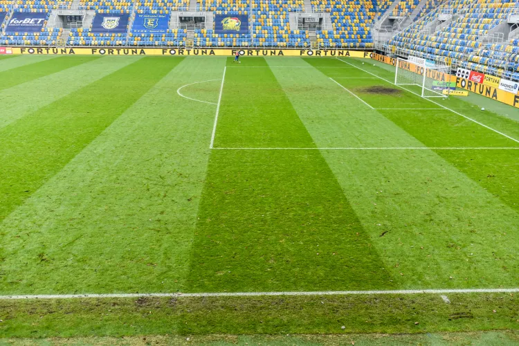 Piłkarze Arki Gdynia w tym roku jeszcze nie trenowali na głównej płycie Stadionu Miejskiego, ale na wtorek i mecz z Górnikiem Łęczna boisko ma być gotowe do gry. 