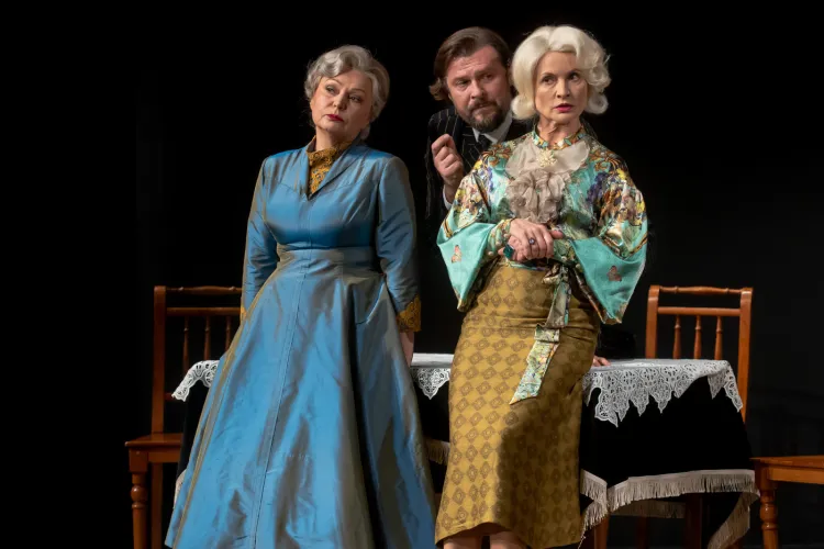 W spektaklu "Arszenik i stare koronki" Teatru Miejskiego w Gdyni sprawczyniami całego zamieszania są dwie urocze starsze panie - Marta (Dorota Lulka, po lewej) oraz Abby (Beata Buczek-Żarnecka, po prawej). Osią dowcipu jest postać Mortimera (Szymon Sędrowski).