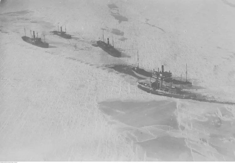 Zamarznięte statki uwięzione na Bałtyku, widok z lotu ptaka. Drugi od prawej widoczny "Tczew".