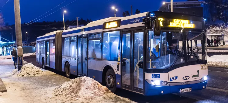 Autobus linii R na pętli na Karwinach.