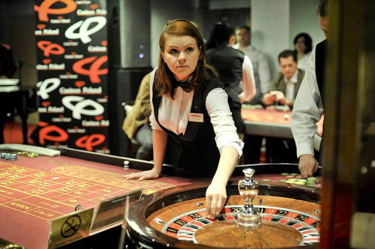 Do najpopularniejszych gier w kasynach należą: ruletka, poker, bakarat i blackjack. Na zdjęciu Casinos Poland w Gdyni.