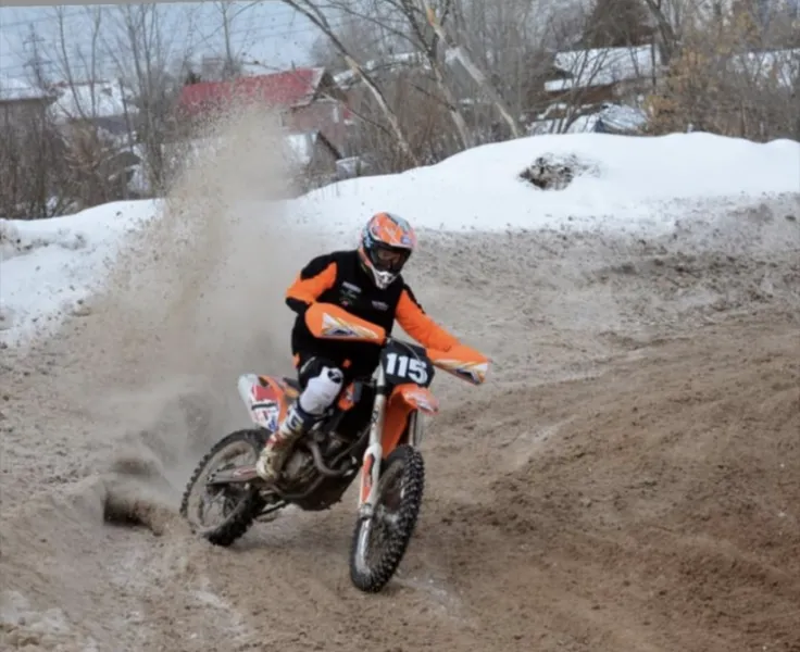 Wiktor Kułakow trenuje w Rosji na motocrossie przy temperaturach sięgających nawet 20 stopni Celsjusza poniżej zera.