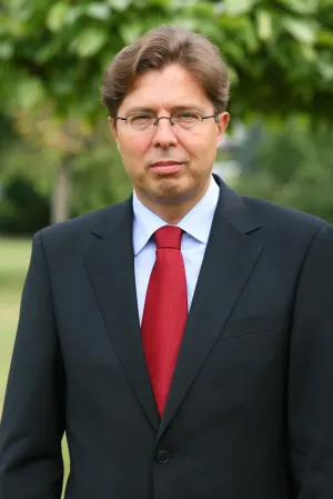 Tadeusz Aziewicz funkcję posła pełni już trzecią kadencję. Wcześniej był m.in. prezesem Urzędu Ochrony Konkurencji i Konsumentów. Obecnie jest jednym z potencjalnych kandydatów do fotela ministra skarbu. 