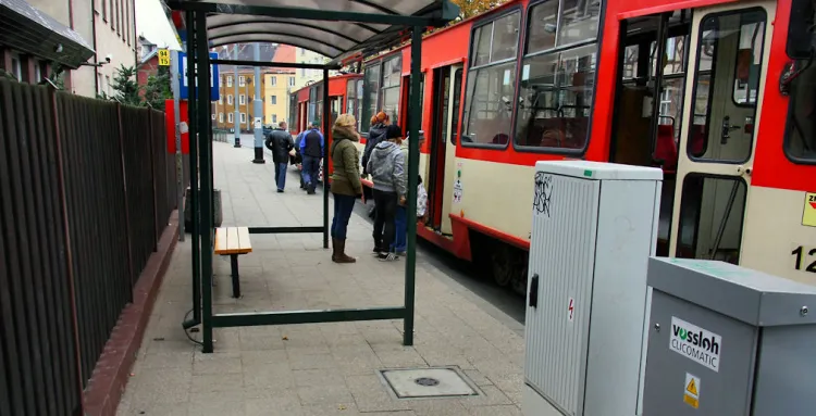 Ruch w obrębie przystanku jest szczególnie utrudniony podczas postoju tramwaju.