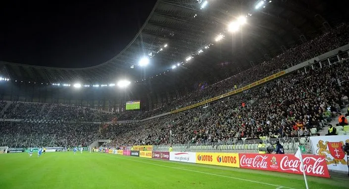 Nasz czytelnik chciałby kibicować na stadionach dwóch drużyn: pochodzącej z jego rodzinnego Gdańska Lechii...