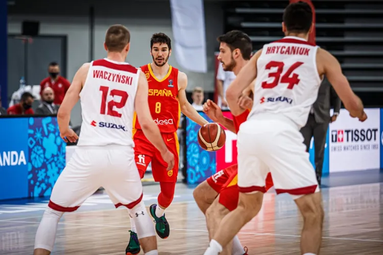 Polska reprezentacja koszykarzy minimalnie przegrała z Hiszpanią, ale awansowała na EuroBasket 2022.
