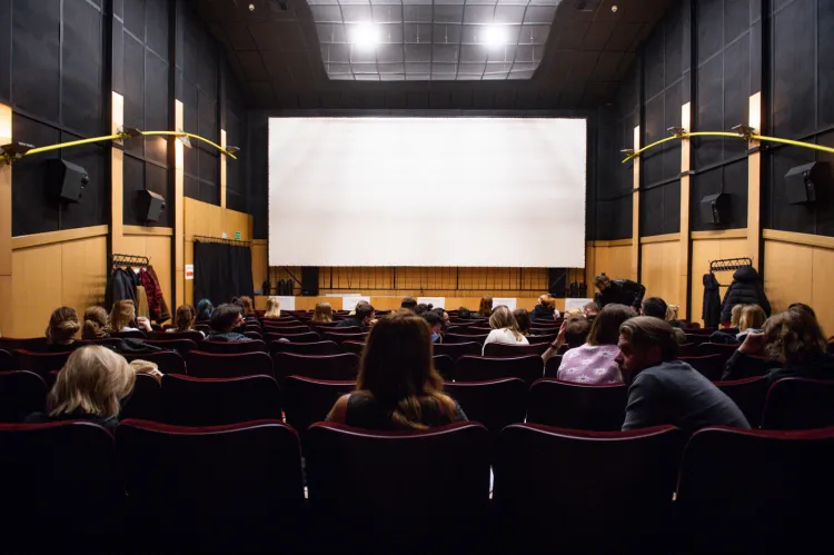 Pierwsza wizyta w kinie i obejrzany wówczas film to dla wielu przeżycie zapadające w pamięć na zawsze. Na zdjęciu: pierwszy seans filmowy w kinie Żak w Gdańsku w 2021 roku.