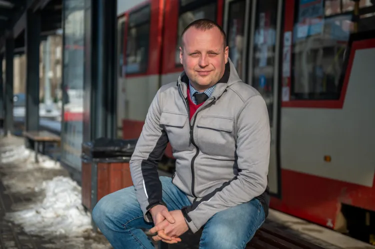 Pan Marcin jest motorniczym od pięciu lat i ma głowę pełną pomysłów, jak rozwiązać bolączki transportu publicznego w Gdańsku. 