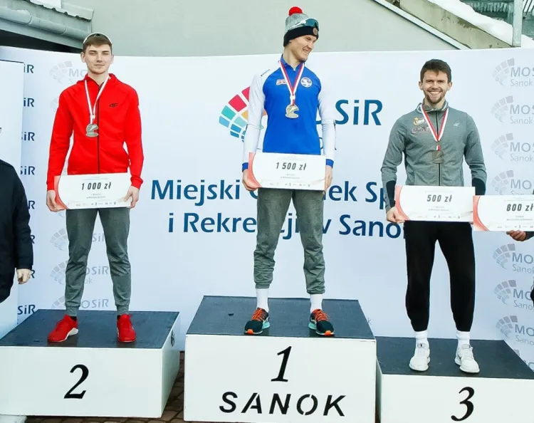 Marcin Bachanek (w środku) na najwyższym stopniu podium mistrzostw Polski w wieloboju.