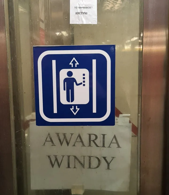 Zniecierpliwieni mieszkańcy rozpoczęli "dyskusję na kartki" na szybie zepsutej windy w Gdyni.