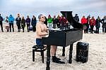 Piano Ice Man - Tomasz Szwelnik. Pianista zagrał na plaży w Sopocie w szczytnym celu. 