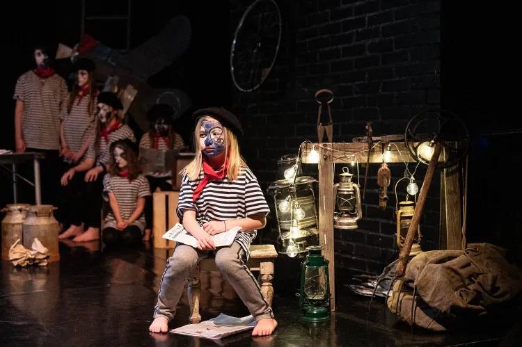 "Petit Pierre" Sopockiego Teatru Muzycznego Baabus Musicalis jest spektaklem dramatycznym na piętnaścioro młodych aktorów.