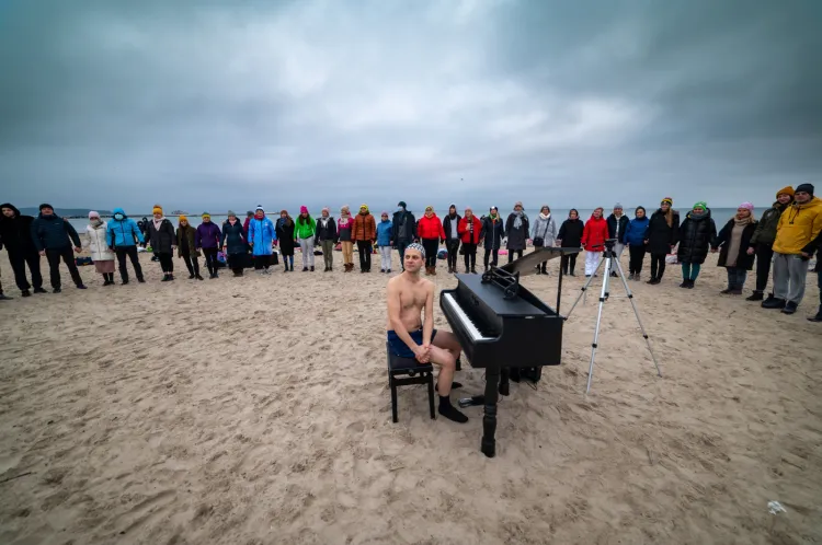 W trakcie wydarzenia Piano Ice Man Tomasza Szwelnik zagrał półgodzinny koncert, a licznie zgromadzona grupa morsów Morze Aniołów wskoczyła do wody.