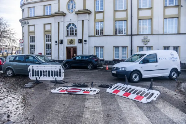 Gdynia-Śródmieście. Zamknięty parking przed Muzeum Miasta Gdyni.