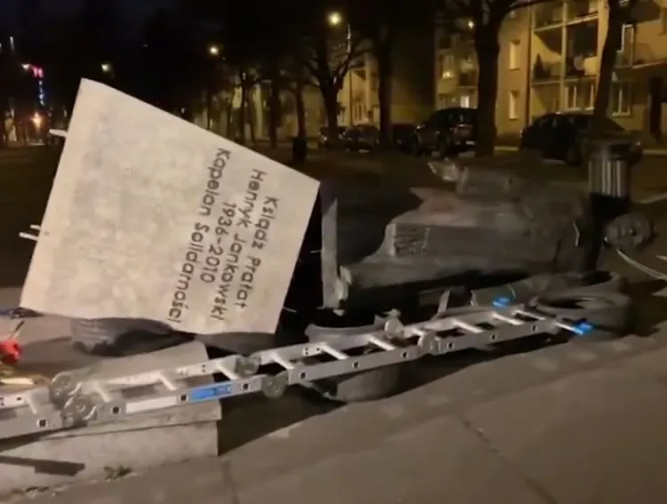 Mężczyźni, którzy przewrócili pomnik, ustawili wcześniej opony, aby nie zniszczyć samej rzeźby. Mimo to prokuratura uważa, że dopuścili się "czynu chuligańskiego".