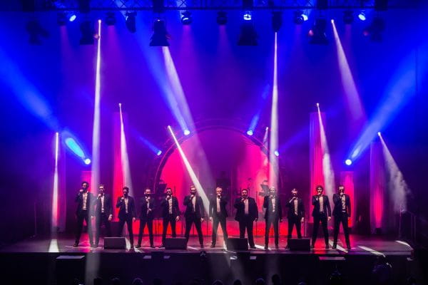 Międzynarodowa grupa The 12 Tenors od lat odnosi sukcesy, koncertując na scenach całego świata. 9 marca będzie można ich posłuchać w Filharmonii Bałtyckiej. Zdjęcie z koncertu w 2018 roku w Gdynia Arena. 
