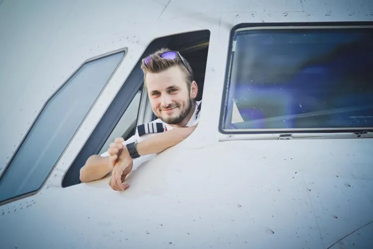 Mateusz od 2016 roku lata jako pilot samolotów pasażerskich.