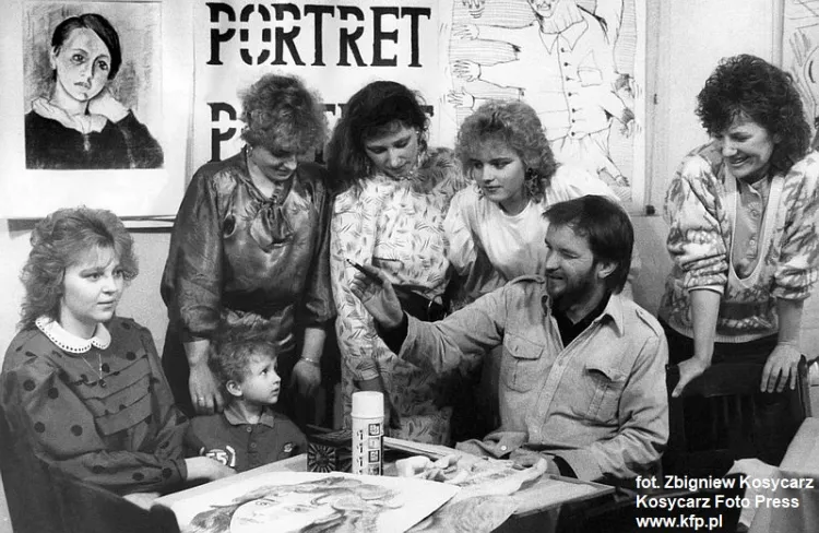 1988 r. Z okazji Dnia Kobiet w klubie Rudy Kot w Gdańsku artysta Ireneusz Bieliński wykonywał na życzenie pań pastelowe szkice portretowe. Chętnych nie brakowało.