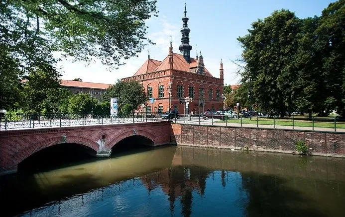 Most chlebowy (od niedawna także Most Miłości) nad Kanałem Raduni w Gdańsku.