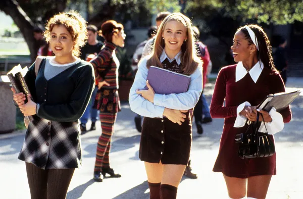 Bohaterki filmu "Słodkie zmartwienia" miały garderobę marzeń lat 90.: spódniczki mini, zakolanówki i mnóstwo aksamitnych opasek i gumek do włosów.