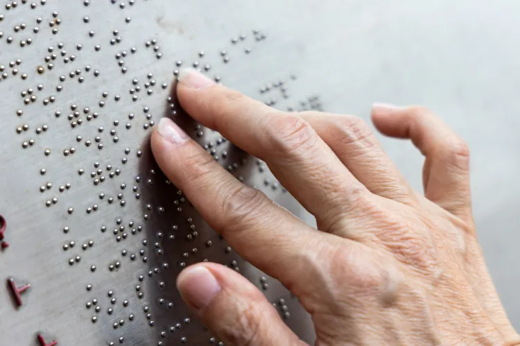Zapis alfabetem Braille'a pozwala osobom niewidomym na sprawne czytanie.