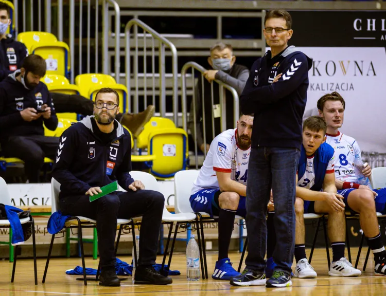 Dotychczasowy asystent Mariusz Jurkiewicz (z lewej) zastąpi Krzysztofa Kisiela (z prawej) w roli trenera piłkarzy ręcznych Torus Wybrzeże Gdańsk.