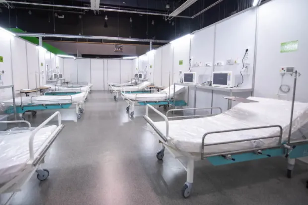 W poniedziałek, 8.03, otworzono szpital tymczasowy w gdańskim AmberExpo z 28 łóżkami i 10 łóżkami respiratorowymi na OIOM-ie. Już pierwszego dnia pozostało tam tylko siedem wolnych stanowisk respiratorowych, dlatego bazę zwiększono do 56 łóżek internistycznych (nadal jest 10 na OIOM).
