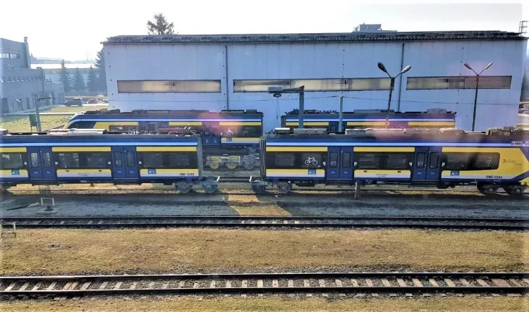 Rozczłonkowany pociąg Impuls czeka na wymianę kół w fabryce firmy Newag. 