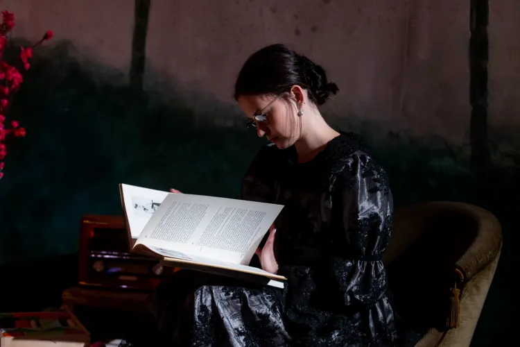 Aktorzy uwielbiają czytanie. Czytają dużo i chętnie, nie tylko w pracy. Na zdjęciu Agata Woźnicka podczas próby medialnej spektaklu "Żabusia".