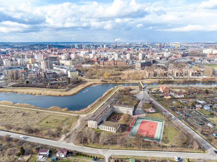 W ramach opracowania Gdańskie Przestrzenie Lokalne (GPL) przed szkołą przewidziano utworzenie niewielkiego placu, zaś nad Opływem Motławy utrzymanie funkcji rekreacyjnej.