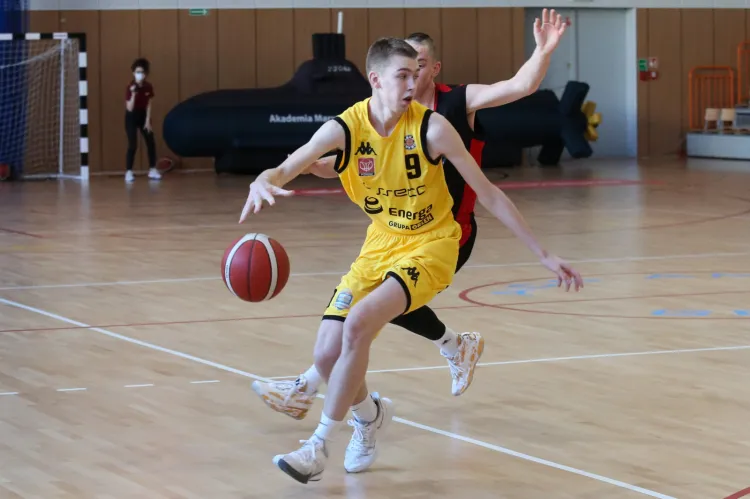 W meczu z Anwilem w Energa Basket Lidze zadebiutował 15-letni Szymon Nowicki. Koszykarz Asseco Arki Gdynia zdobył 3 pkt trafiając w ostatniej sekundzie meczu.