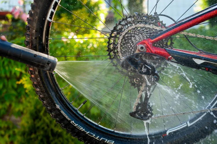 Mycie roweru to podstawa, jeśli chcemy, aby zachował on jak najdłuższą żywotność.