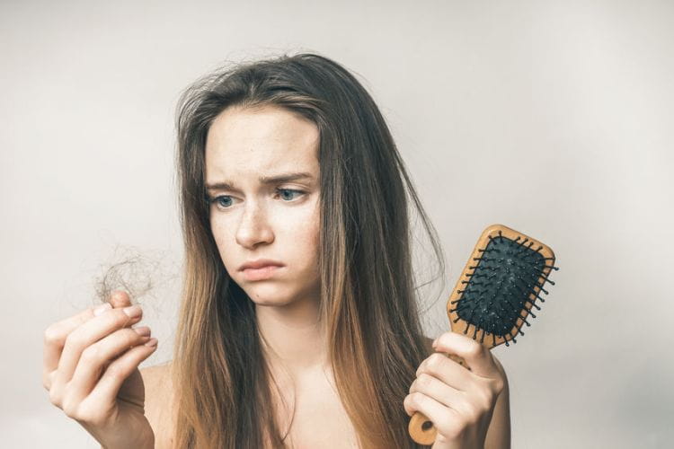 Nadmierne wypadanie włosów jest najczęstszą oznaką przeziębienia cebulek włosów. 