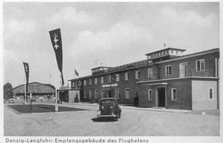 Niemieckie Stowarzyszenie Sportów Lotniczych było organizacją utworzoną przez nazistów w marcu 1933 r. w celu szkolenia pilotów wojskowych. W ten sposób udało się Niemcom obejść zakaz tworzenia lotnictwa wojskowego, nałożony na nich postanowieniami Traktatu Wersalskiego. Na zdjęciu terminal lotniska we Wrzeszczu. Zdjęcie zostało wykonane w latach 30. XX wieku.