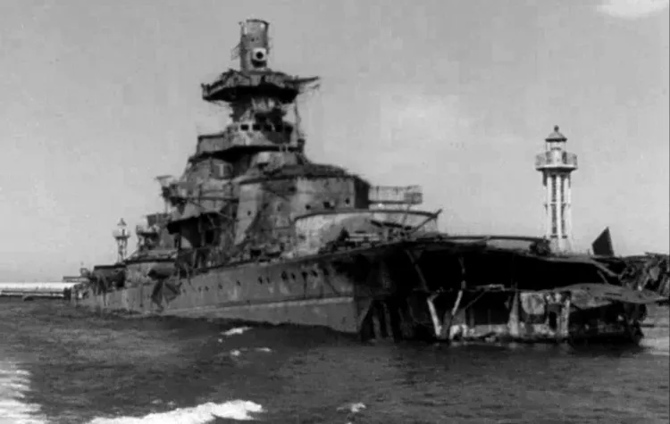Ogromny wrak zatopionego pancernika "Gneisenau" aż do 1951 roku blokował główne wejście do portu w Gdyni. 