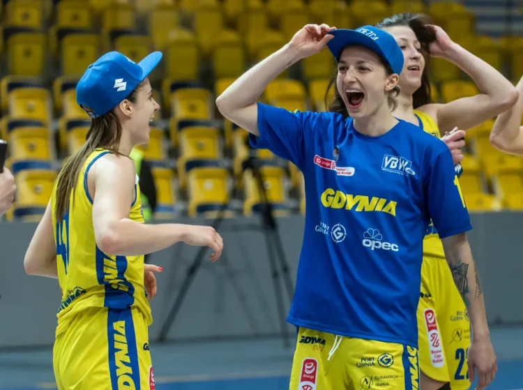 Aldona Morawiec (z prawej) rzuciła sześć celnych trójek, a VBW Arka zameldowała się w półfinale Energa Basket Ligi.