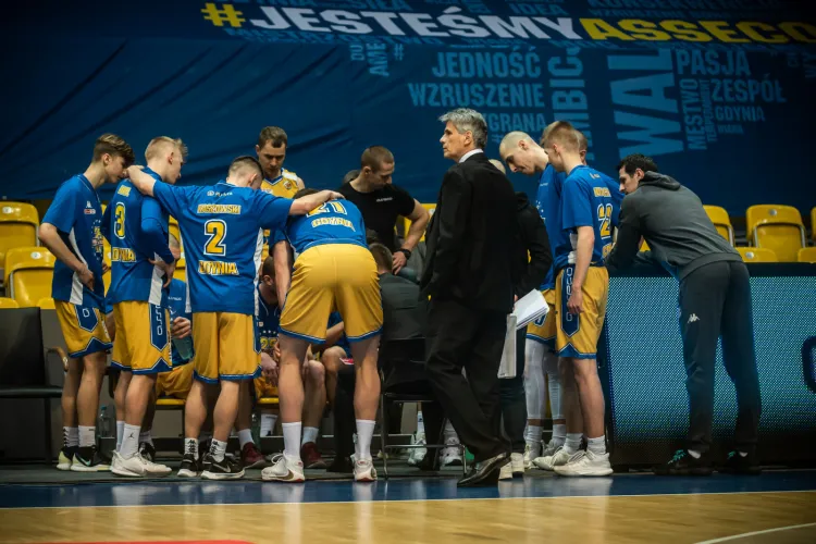 Koszykarze Asseco Arki Gdynia przegrali w Radomiu, co oznacza dla nich najgorszy sezon w historii klubu. Żółto-niebiescy zakończyli go na przedostatnim miejscu.