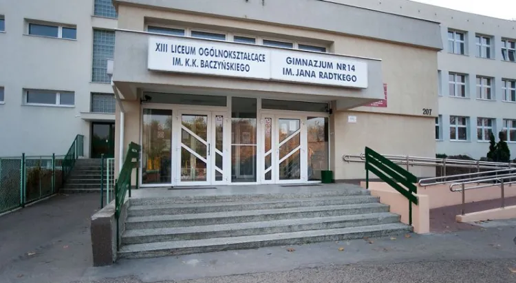 Budynek Zespołu Szkół Ogólnokształcących nr 4, przy ul. Płk. Dąbka 207 w Gdyni.
