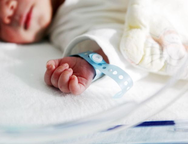 Niezwykle ważne jest, aby już w pierwszych dniach życia dziecka zbadał je specjalista neonatolog.