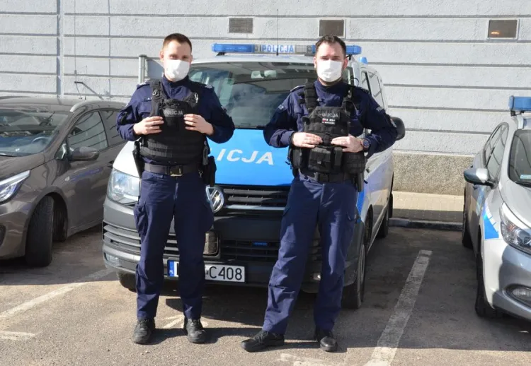 Dwaj gdańscy policjanci byli już po służbie, ale zareagowali prawidłowo, gdy zobaczyli wyziębioną staruszkę.